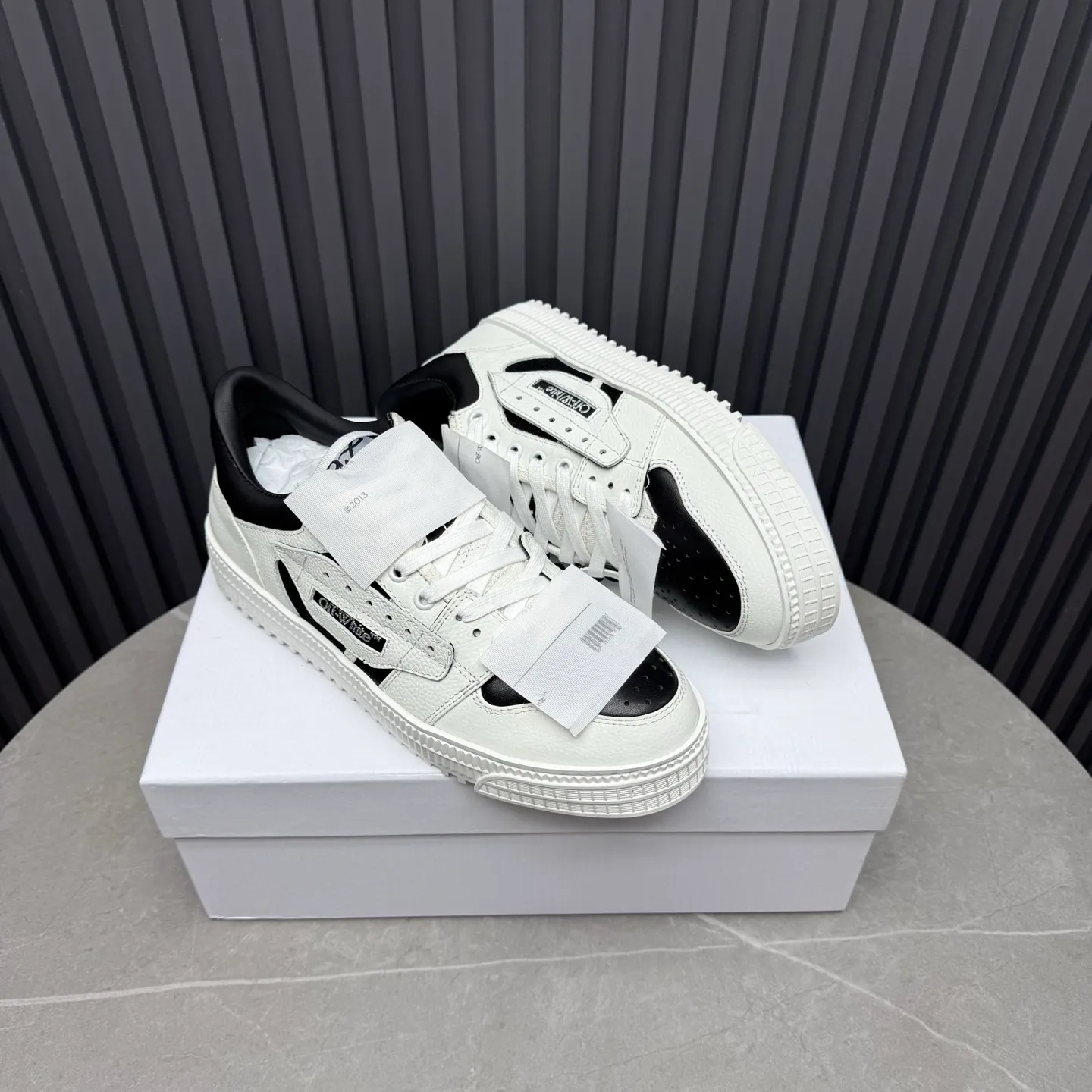 Men's shoes💰680 OFF WHITE ⚡️Couple style⚡️The latest spring style street casual shoes, released with the highest quality version on the market👊Series original mold opening, original lasting, production technology 1:1 original version➰🔜The best choice for more and more celebrities and Internet celebrities🔸In the classics Changes in the code🔸Innovate in the trend🔸Strive to break away from the shackles of bad street design🔝Although he is not the originator of fashion design, he is definitely a shining dark horse in avant-garde design🐴🆙Do not follow the trend🔅Not universal beauty🔅 Fabric💯First-layer cowhide Lining💯Imported skin-friendly and environmentally friendly polyester mesh Foot pads💯Original molded high-elastic environmentally friendly molding pads Midsole💯Made with original last-last technology Outsole💯Rubber outsole Packaging💯Official website synchronizes full set of packaging (brand wrapping paper, brand certificate, brand cloth bag) Code numbers 35-44, 45 46 Customized